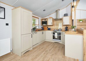 Fridge, oven, stovetop, toaster - Lodge Hot Tub 4 Bed No Pets (Clarach Bay, Nr Aberystwyth)