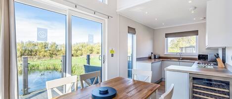 Réfrigérateur, four, plaque de cuisson, grille-pain