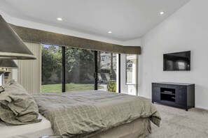 2 bedrooms, iron/ironing board, WiFi