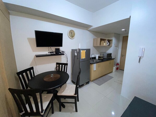 Dining - Beautiful condo in the heart of Metro Manila (Quezon City)