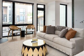 TV, fireplace - Rooftop Retreat! Pet friendly, Gorgeous Rooftop Sanctuary with Hot Tub and Firepit (Steamboat Springs)