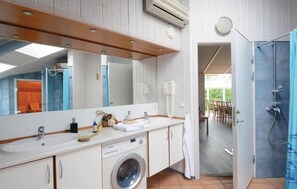 House (Strandpark 23) | Bathroom - Strandpark 23 (Brodersby)