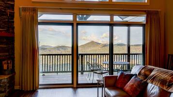 Televisión y chimenea