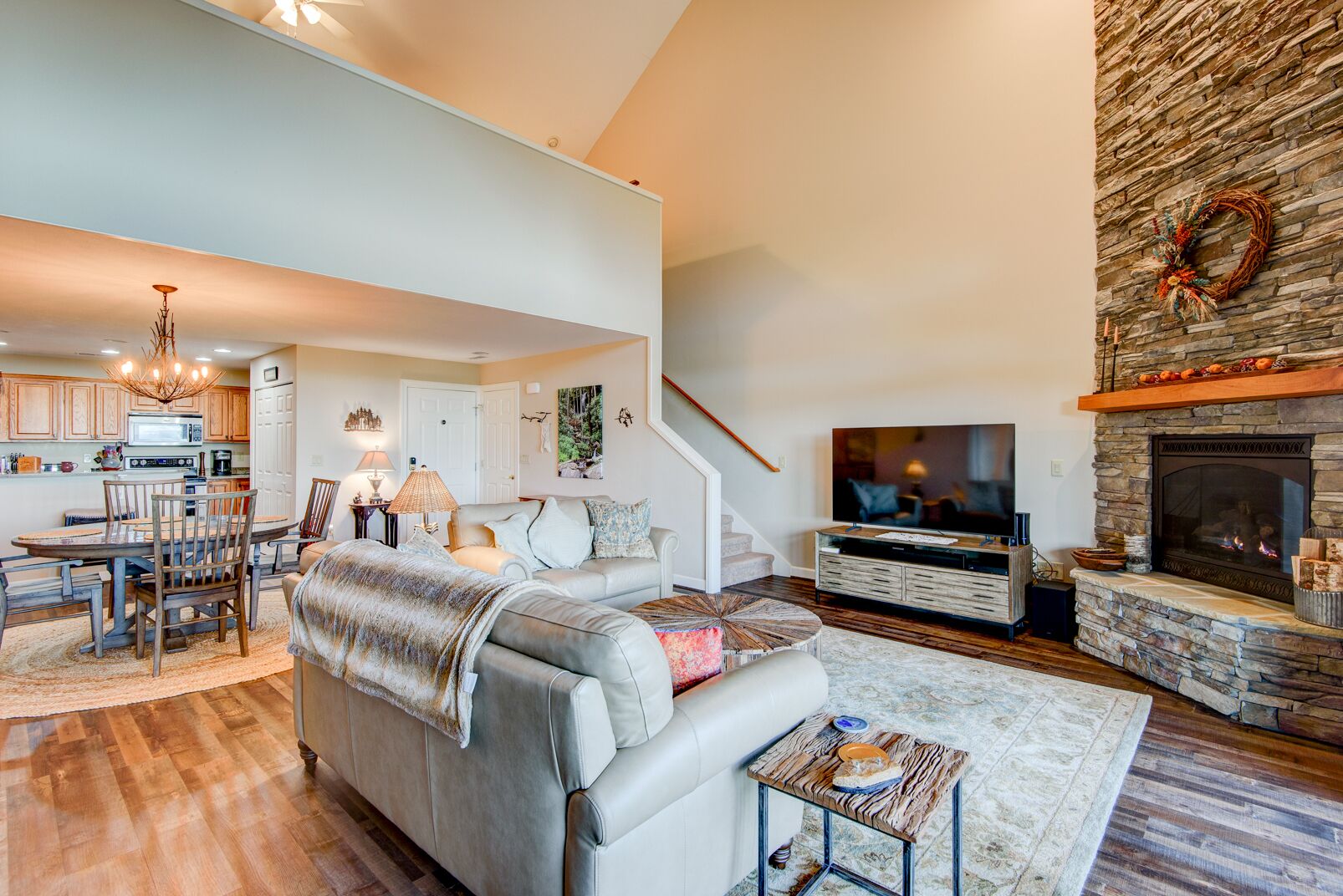 Sugar Sky - level entry condo with huge views, AC, gas fireplace