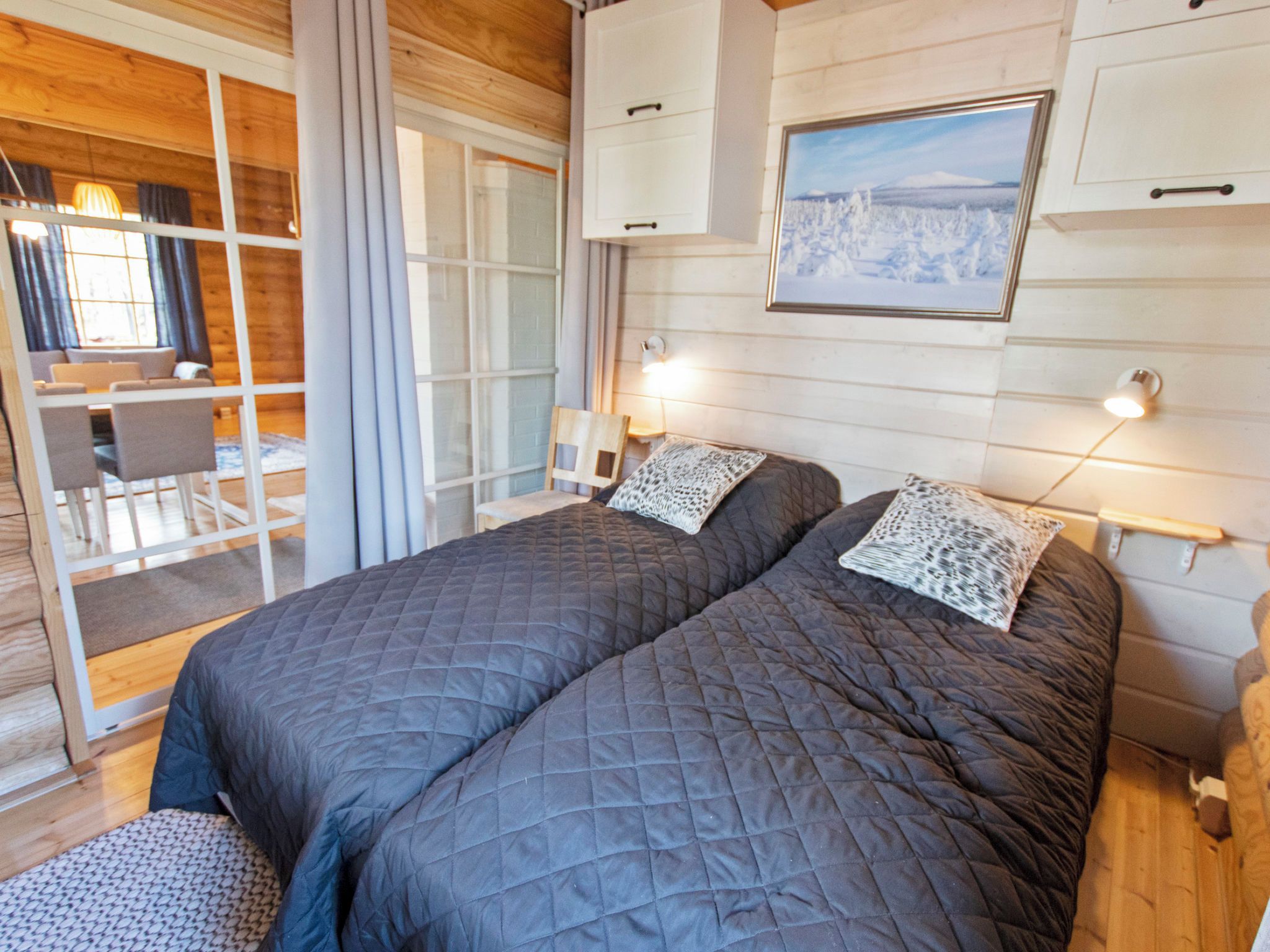 Ein Schlafzimmer mit einem großen Bett, einem Schreibtisch und einem Stuhl.