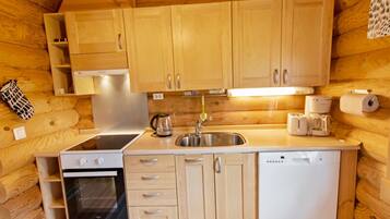 Een koelkast, een microgolfoven, een vaatwasser