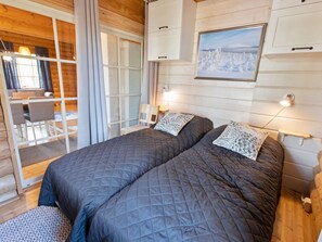 2 bedrooms, desk, internet