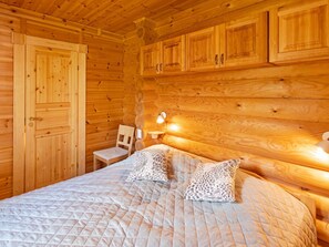 2 bedrooms, desk, Internet