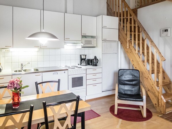 Fridge, microwave, dishwasher, cookware/dishes/utensils