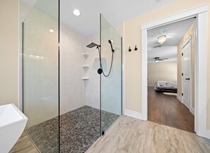 Duschwanne, Haartrockner, Handtücher, Seife