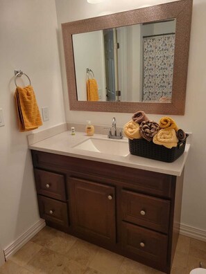 Combined shower/bathtub, towels, soap, shampoo