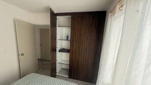 Ein Schlafzimmer mit einem Bett, einem Schrank und einem Kleiderschrank.