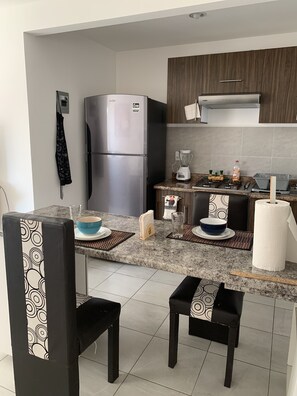 Réfrigérateur, micro-ondes, four, plaque de cuisson