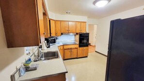 Kjøleskap, mikrobølgeovn, ovn og kokeplater