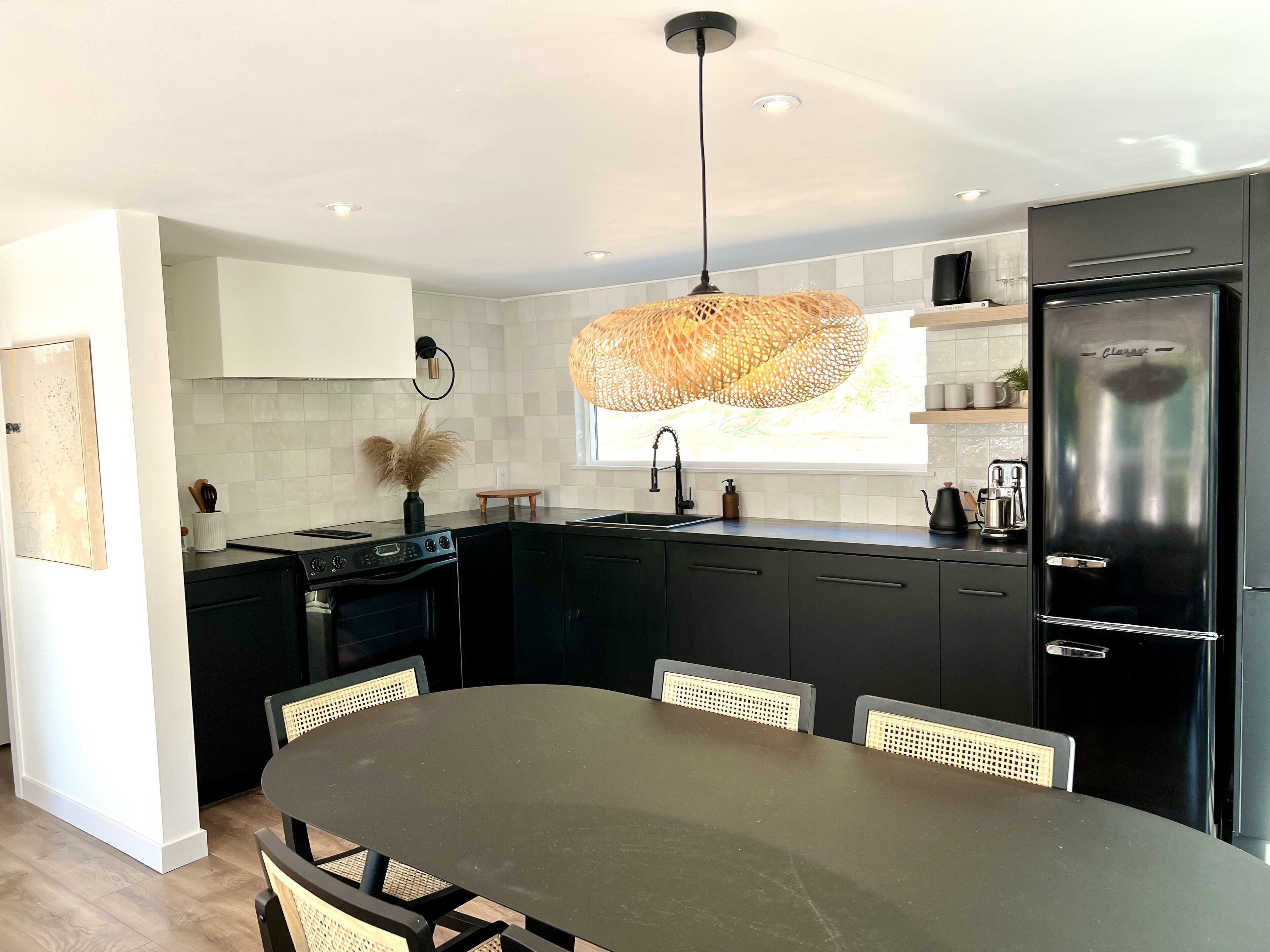 Stylish lakeside neighborhood cottage w/hot tub.