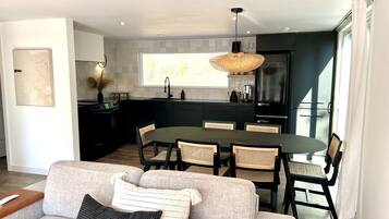 Smart TV, fireplace, books, stereo