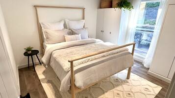 3 bedrooms, travel crib, free WiFi, bed sheets