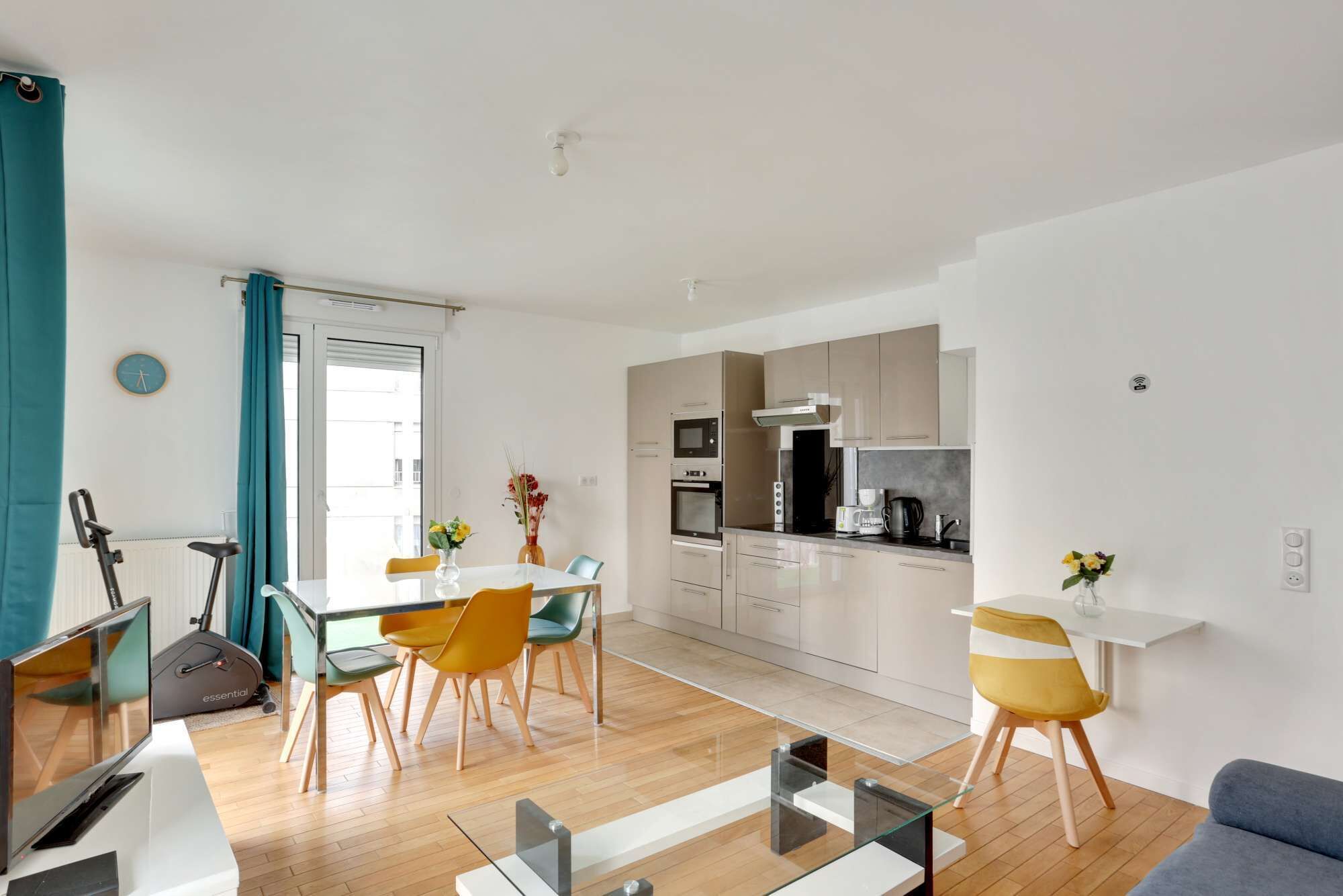 Un appartement moderne comprenant un coin repas, une cuisine et un espace de vie.