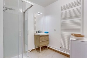Shower, free toiletries, towels