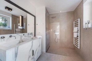 Badewanne, Haartrockner, Bidet