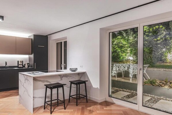 Kühlschrank, Mikrowelle, Herdplatte, Geschirrspüler