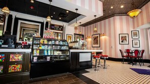 Un ristorante con un bancone, una vetrina espositiva e una zona con posti a sedere.