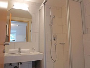 Sèche-cheveux, serviettes fournies