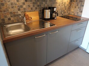 ثلاجة، ميكروويف، محمصة خبز، مستلزمات طهي/أطباق/أوعية