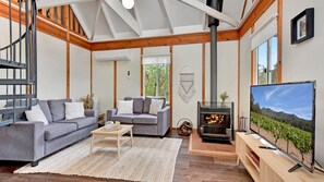 Fernseher, Kamin, DVD-Player