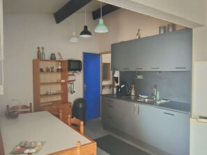 Fridge, microwave, dishwasher, coffee/tea maker