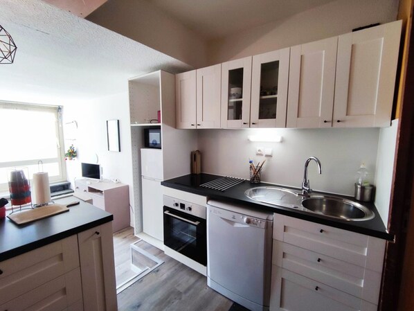 Microwave, oven, stovetop, dishwasher