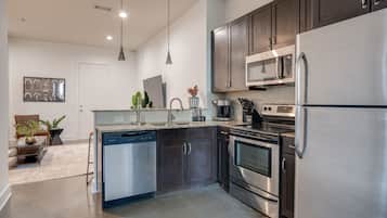 Een koelkast, een magnetron, een oven, een kookplaat