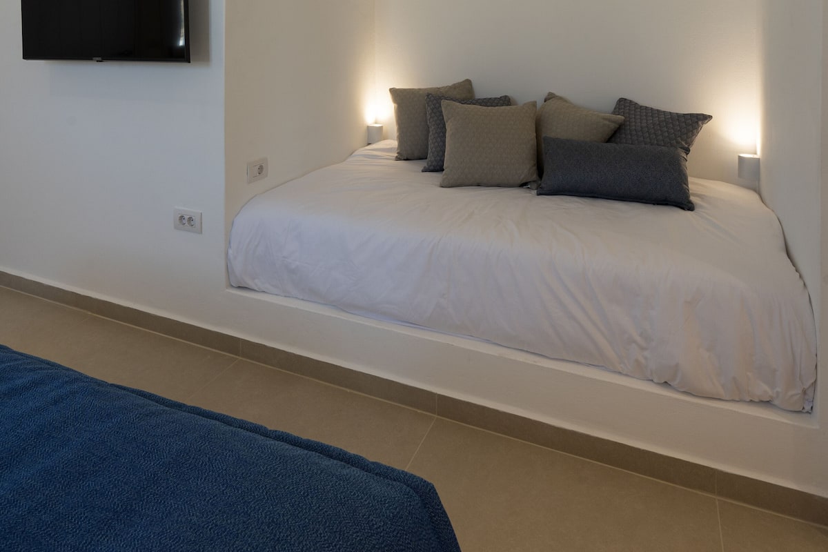 Luxury Triple Room, Balcony, Partial Ocean View | 1 bedroom, premium bedding, pillowtop beds, minibar