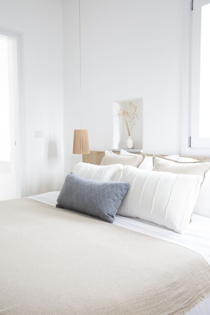 Premium bedding, pillowtop beds, minibar, individually decorated - KAMEO Antiparos (Antiparos)