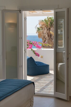 Habitación de lujo con 2 camas individuales, balcón, vista al mar | 1 habitación, ropa de cama de alta calidad y camas con pillow-top 