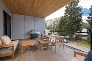 Outdoor dining - Stunning Condo in Downtown Ketchum with Covered Deck (Ketchum)