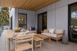 Outdoor dining - Winter Availability! Stunning 3-Bedroom, 2-Bath Condo Located in Downtown Ketchu (Ketchum)