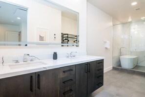 Combined shower/bathtub, hair dryer, towels - Stunning Condo in Downtown Ketchum with Covered Deck (Ketchum)