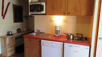 Réfrigérateur, micro-ondes, four, lave-vaisselle