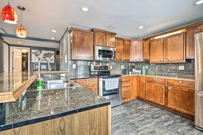 Kjøleskap, mikrobølgeovn, kokeplater og oppvaskmaskin