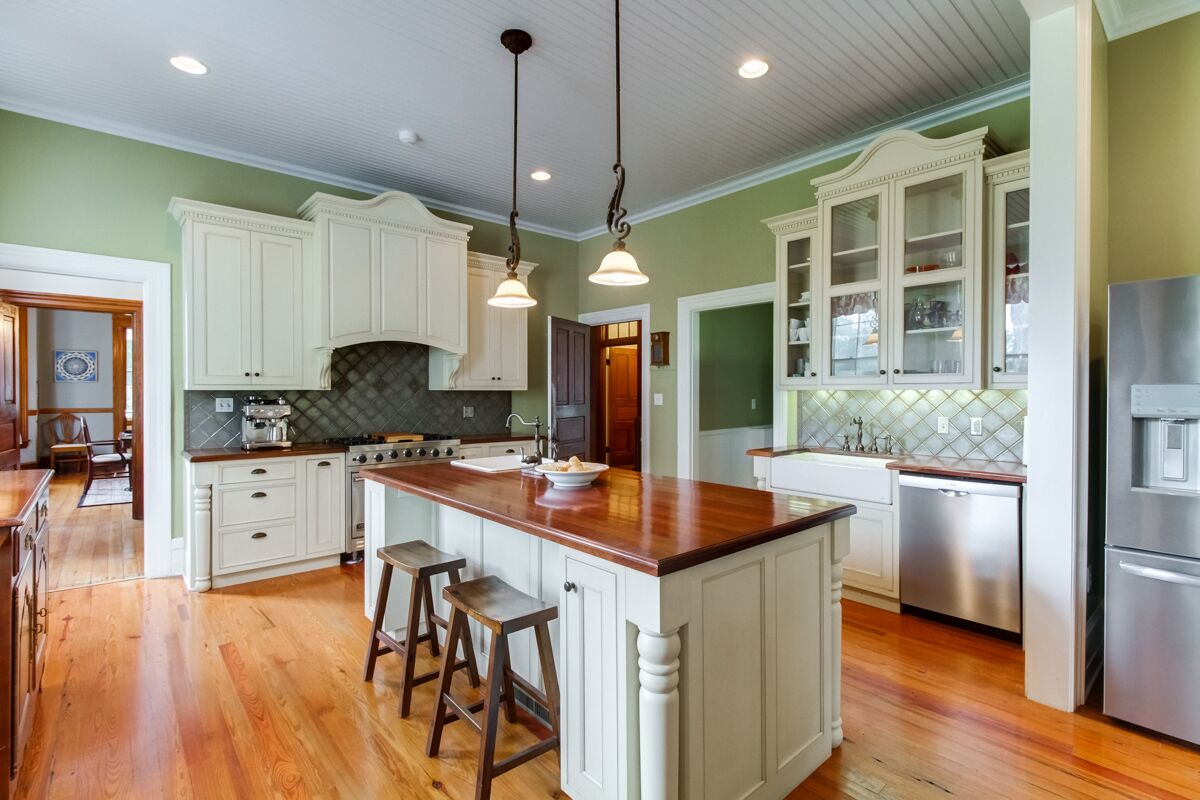 Stunning  Manor home with spectacular mountain views, hot tub, and firepit