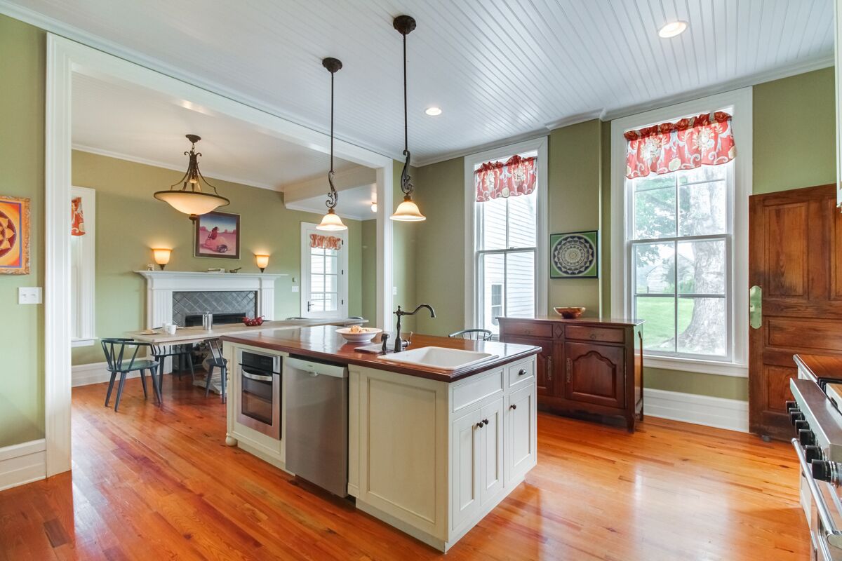 Stunning  Manor home with spectacular mountain views, hot tub, and firepit