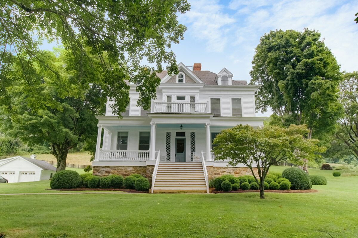 Stunning  Manor home with spectacular mountain views, hot tub, and firepit