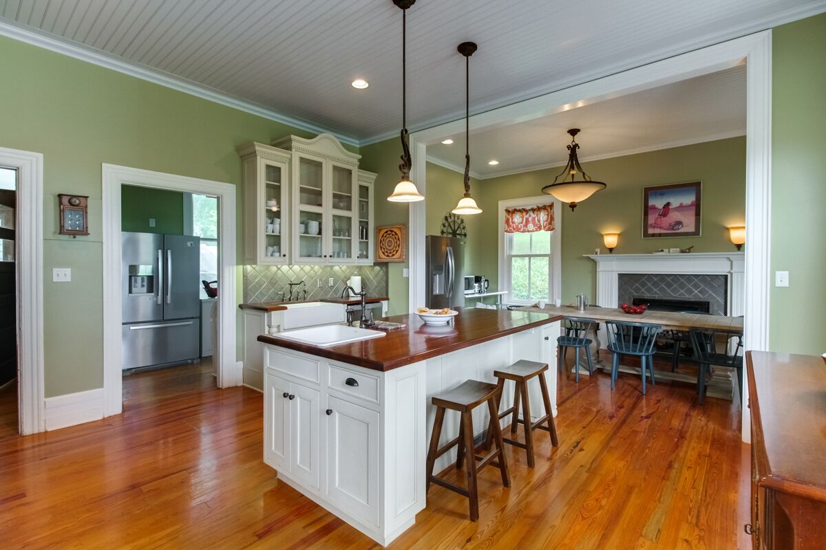 Stunning  Manor home with spectacular mountain views, hot tub, and firepit