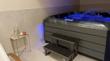 Sauna, hot tub