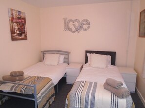 3 dormitoris, escriptori, planxa i posts de planxar i wifi 