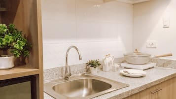 Fridge, microwave, stovetop, coffee/tea maker