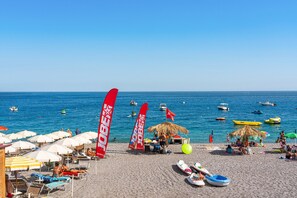 På stranden