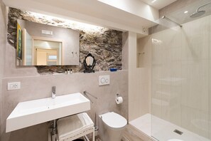 Shower, hair dryer, towels - Apartment with seafront terrace in Letojanni - DiCasaInSicilia (Letojanni)