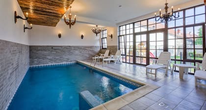 Luxury Chalet with private swimmingpool located in residential Saxon area